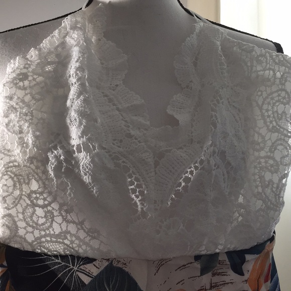 LAST ONE🌸🌸SALEEEE!!!! Floral Lacy Romper - Picture 4 of 6